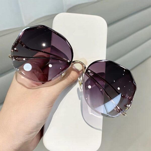 Fashion Tea Gradient Sunglasses Women Ocean Water Cut Trimmed Lens Metal Curved Temples Sun Glasses Female UV400 - immagine 2