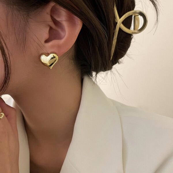 Female three-dimensional peach shaped earrings with niche design - immagine 2