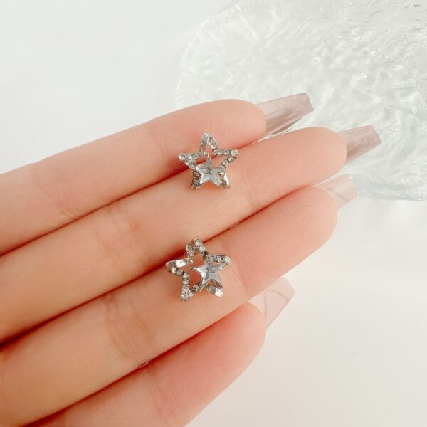Super sparkling diamond inlaid hollowed out star zircon earrings for new women, fresh and delicate, light and luxurious, with a minimalist design for the niche - immagine 5