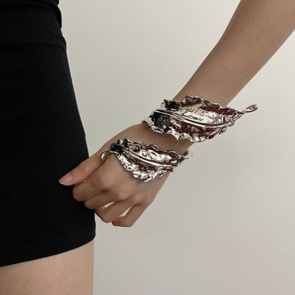 Retro gold leaf spiral wound open bracelet for women delicate metal leaf bracelet - immagine 7