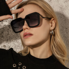 New Personality Square Sunglasses Men And Women Outdoor Street Shooting Sunglasses Metal Bent Legs Round Face Net Red Glasses